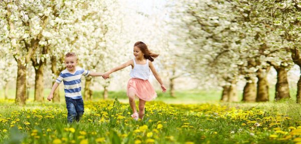 радостные дети весной