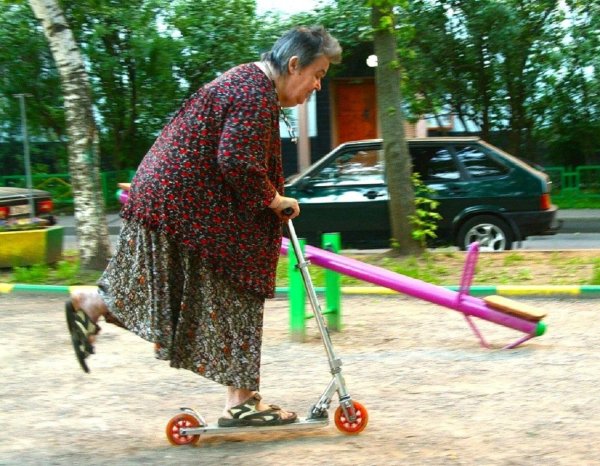 бабка на самокате