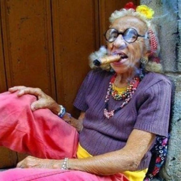 курящая бабка