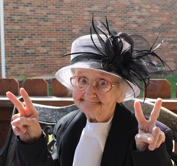 бабушка старая