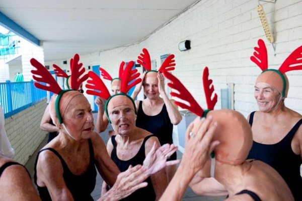 пенсионеры в бассейне