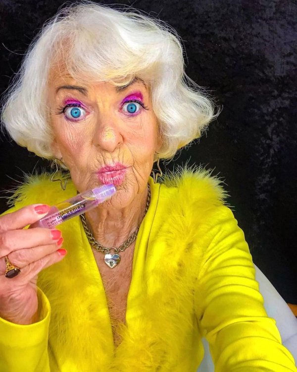 накрашенная старуха