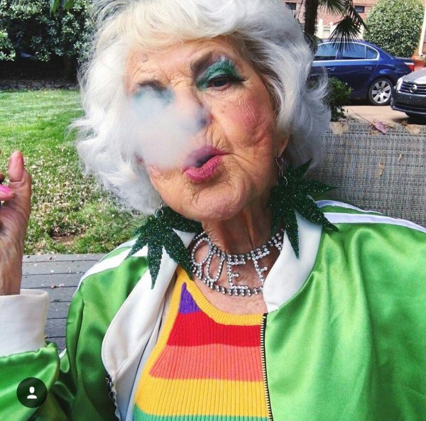 накрашенная старуха