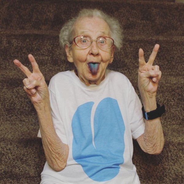 бабушка показывает