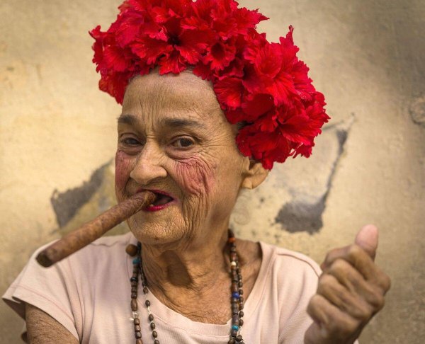 кубинка с сигарой