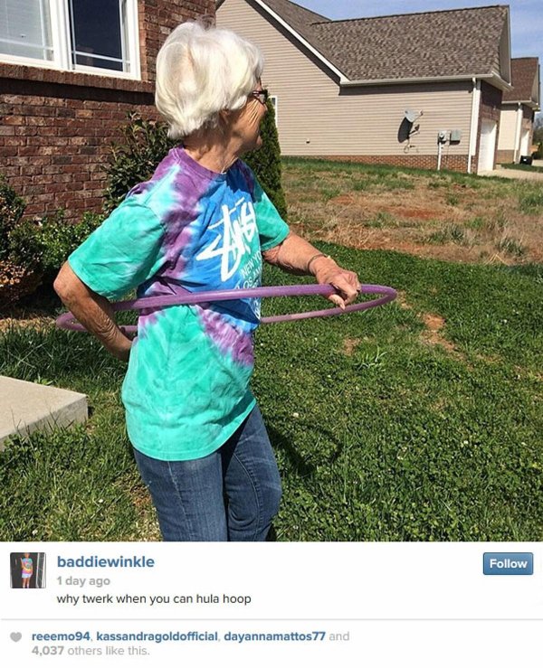 пожилые люди с обручем