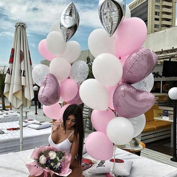 девушка с шарами