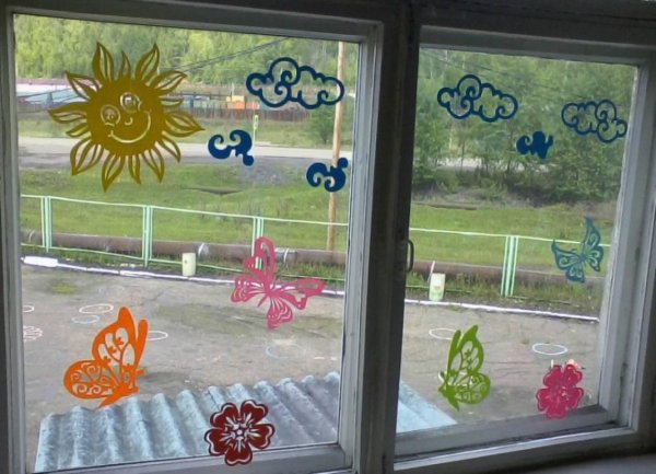 украшение окон в детском саду