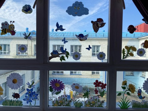 весенний декор на окна в детский сад