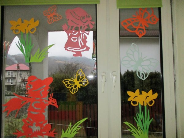 украшение окон весна