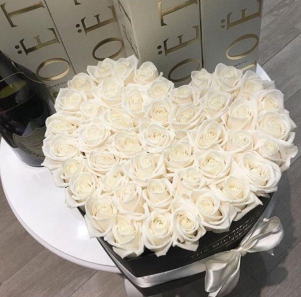 сердце из белых роз