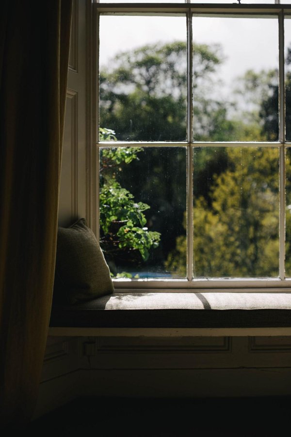 подоконник с окном