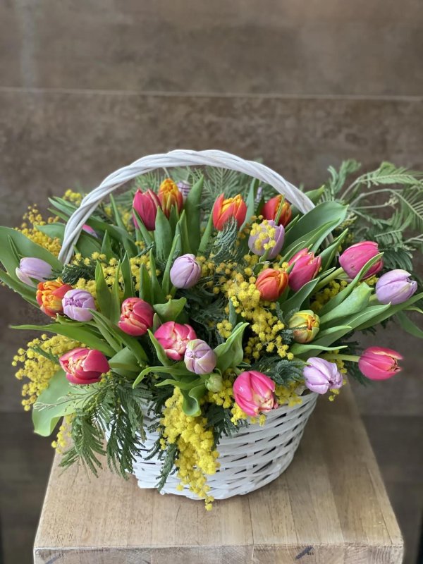 корзина из тюльпанов