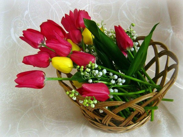 корзина с тюльпанами