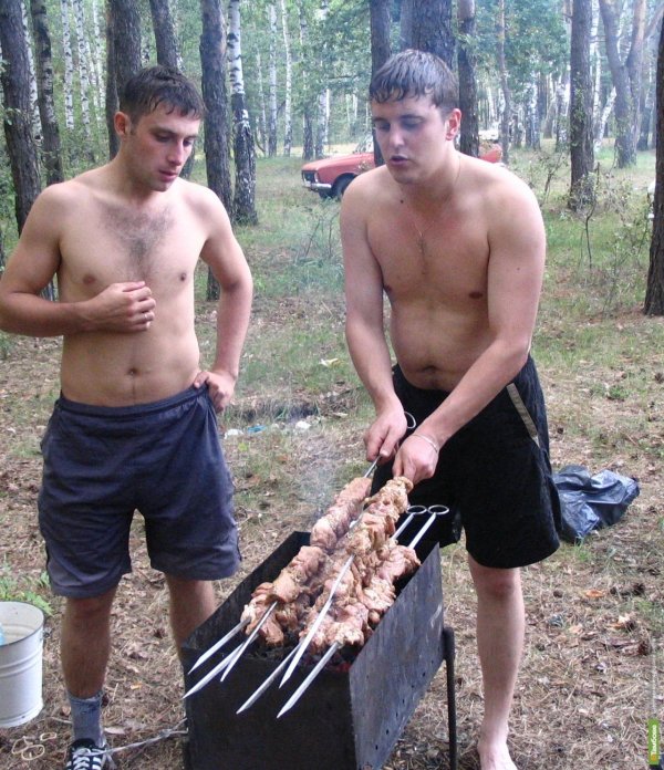 мужчина с шашлыком