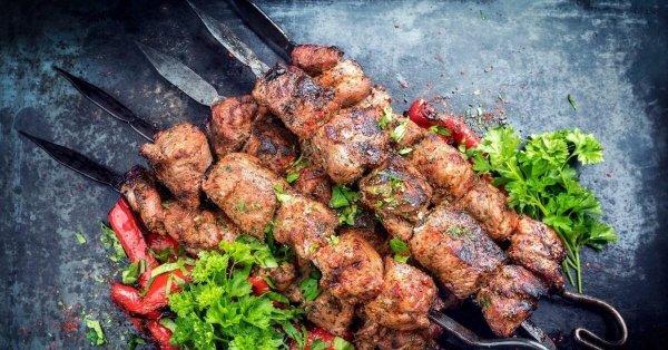 шашлычный дворик с мангалом