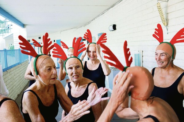 пенсионеры в бассейне