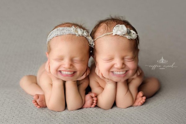 прикольные двойняшки