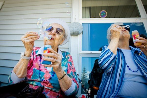 старики надувают мыльные пузыри