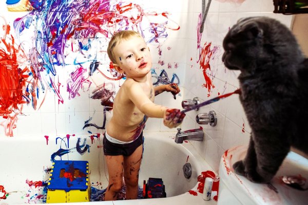 мальчик и девочка в ванной