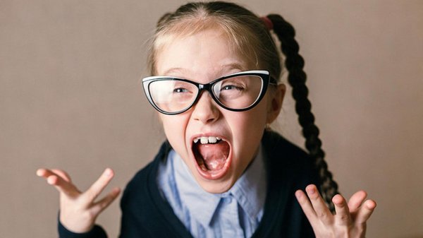 маленькая школьница в очках