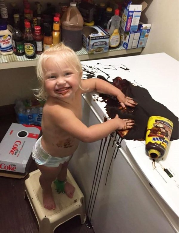 ребёнок с шоколадом