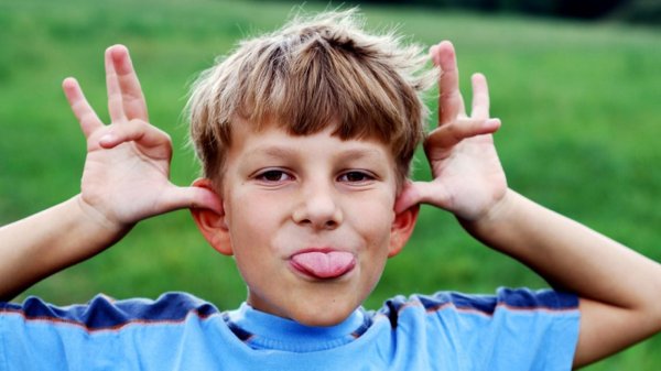 мальчик дразнится