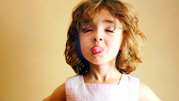 девочка показала язык