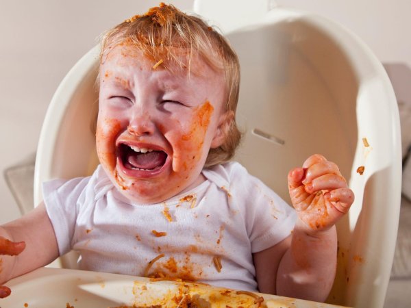 малыш кушает