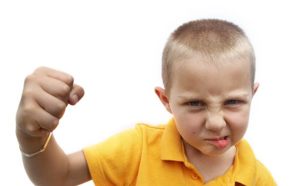 агрессивный школьник