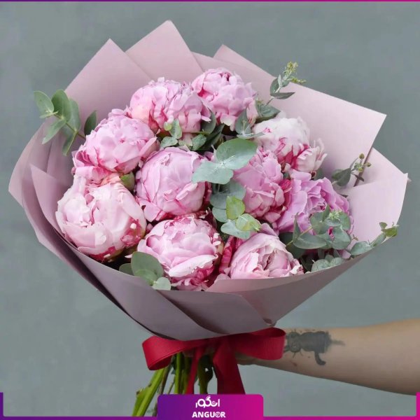 букет с закрытыми пионами