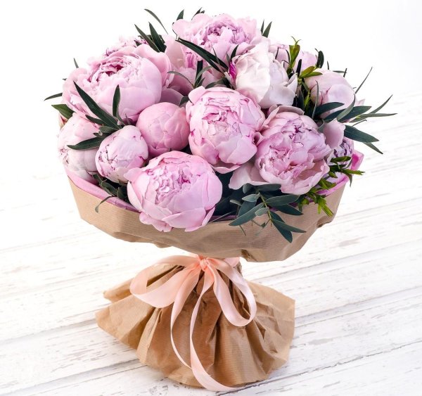 сборный букет с пионами