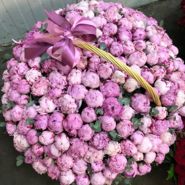 корзина с пионами