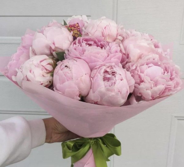 сборный букет с пионами