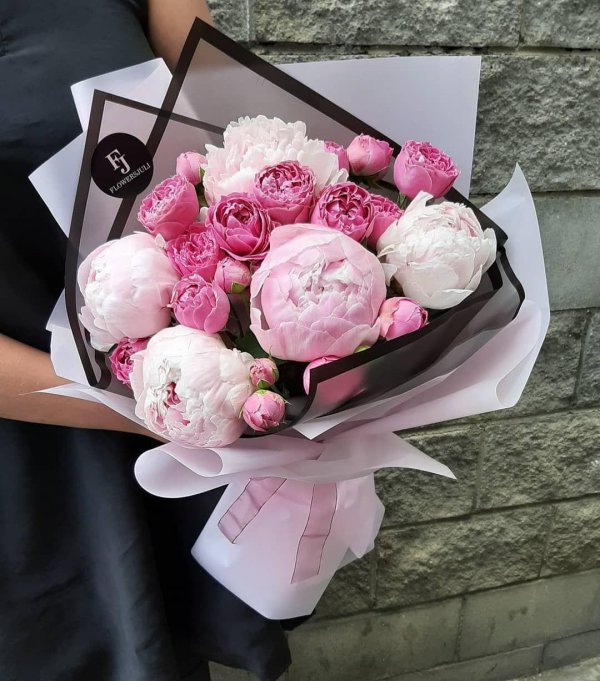 пион и пионовидная роза