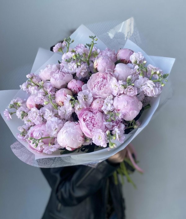 букеты с пионами и маттиолой