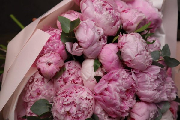 сборный букет с пионами