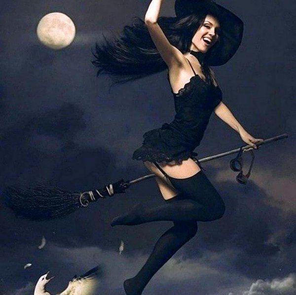 ведьмочка на метле