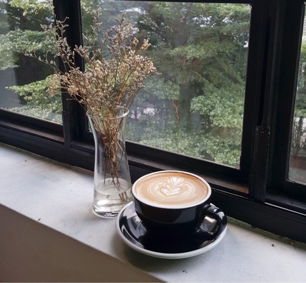 кружка чая на подоконнике