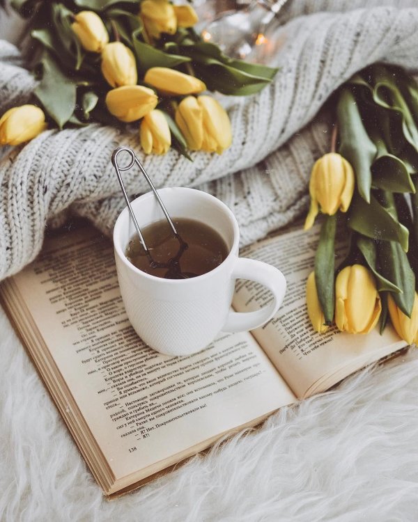 завтрак с желтыми тюльпанами