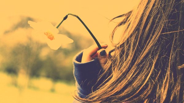 девушка с нарциссами