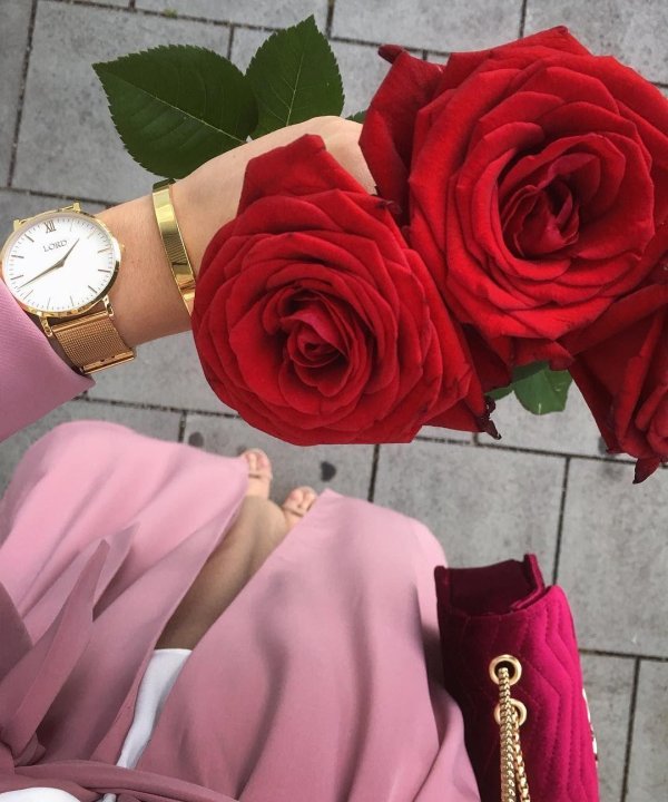 девушка с розами без лица