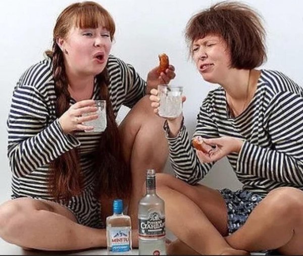 подруги бухают