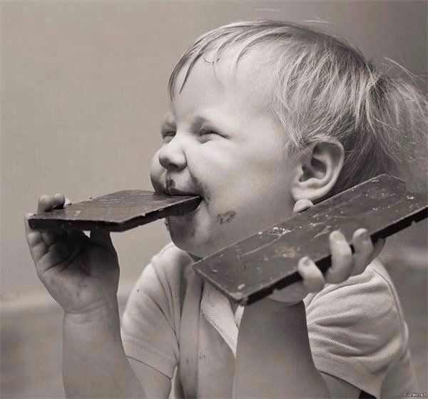 ребёнок с шоколадом