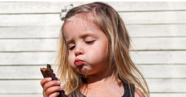 ребёнок с шоколадом