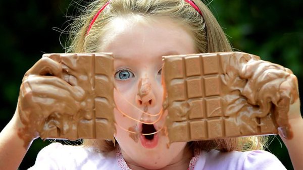 ребенок ест шоколадку