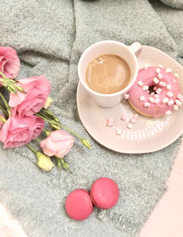 кофе и пончик