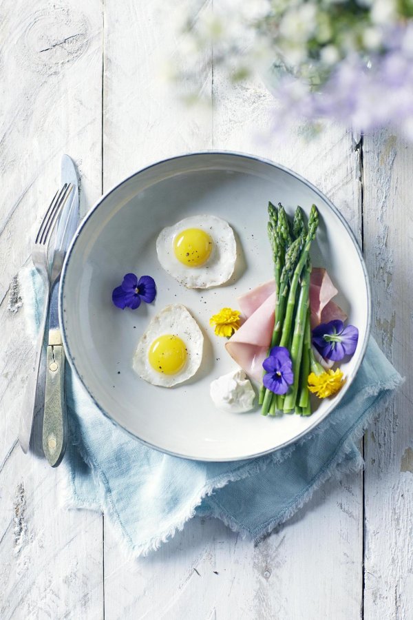 яичница со спаржей