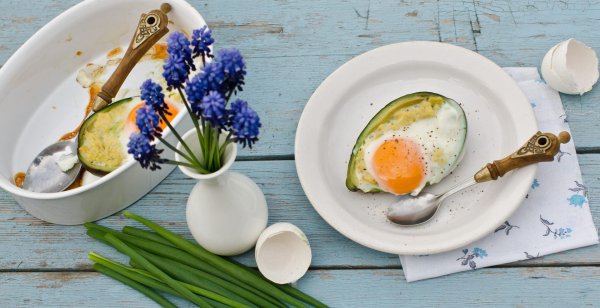 глазунья с авокадо