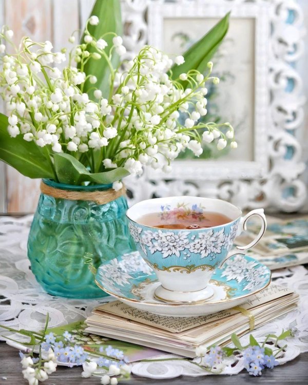 ландыши в кувшине